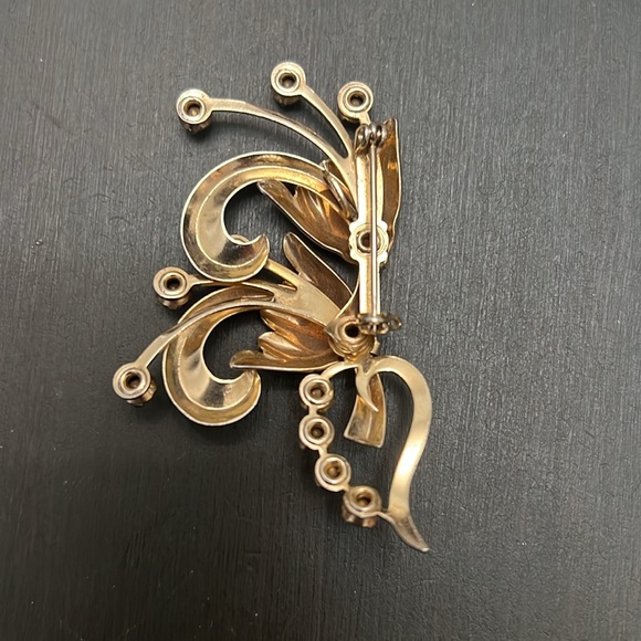 Vintage Gold Tone Bell Flower Brooch w. Blue Rhinestones - Picture 2 of 2